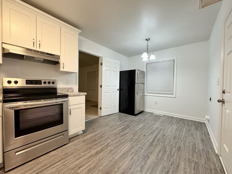 Building Photo - 613 W 4th Ave