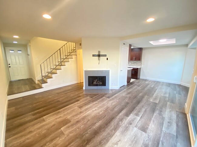 Building Photo - Two Bedroom Luxury Lakewood Condo For Rent!