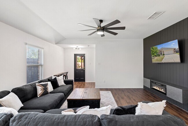 Building Photo - 1312 Cedar Hollow Dr