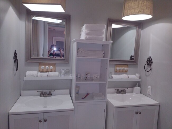 Building Photo - Beautifully renovated 4 bed 5 bath condo with a private back yard