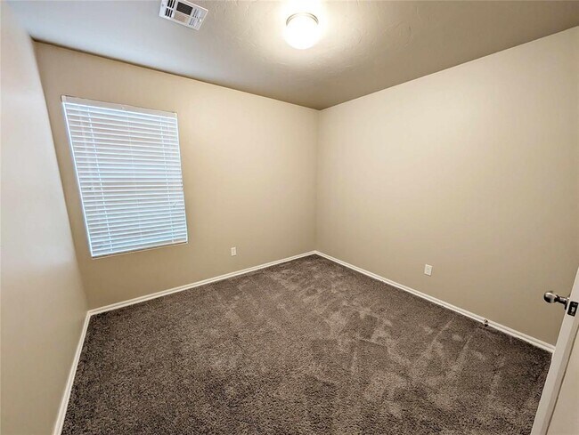 Building Photo - 252 NE 20th Pl