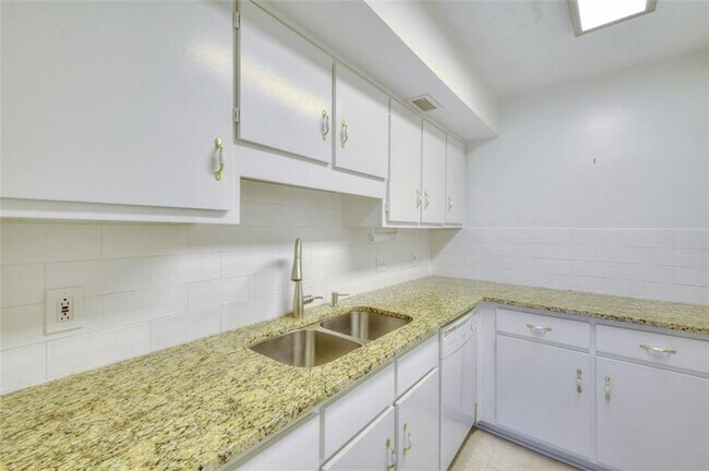 Building Photo - 425 Mount Vernon Hwy NE