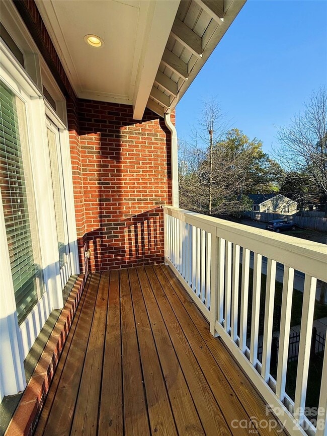 Building Photo - 1424 W 4th St