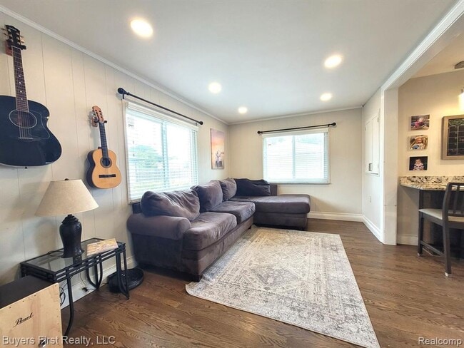 Building Photo - Newly Renovated 7BR – Modern Kitchen + Bath