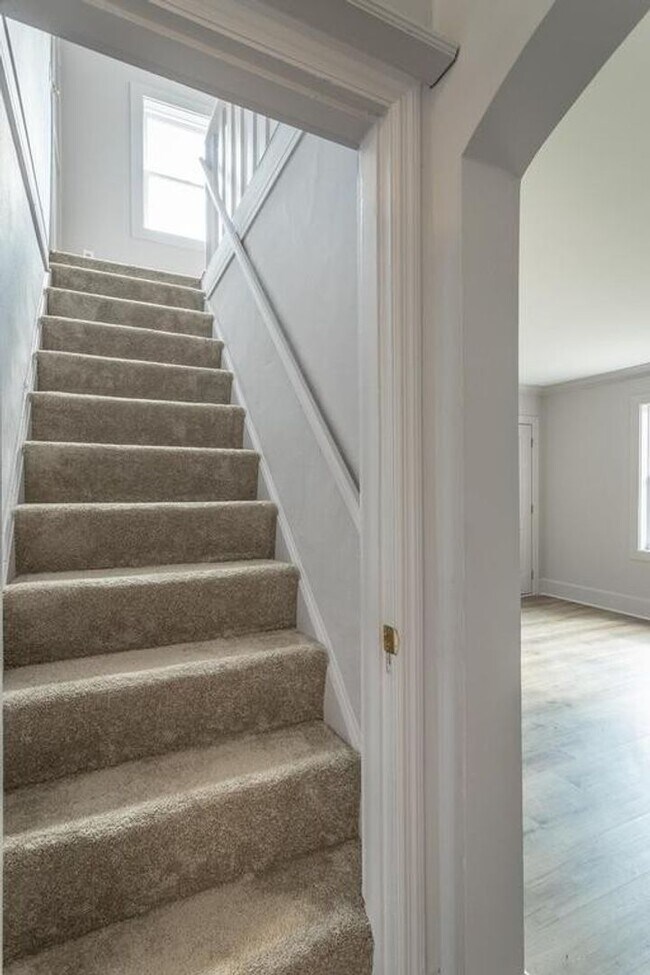 Building Photo - Three Bedroom One Bathroom House For Rent