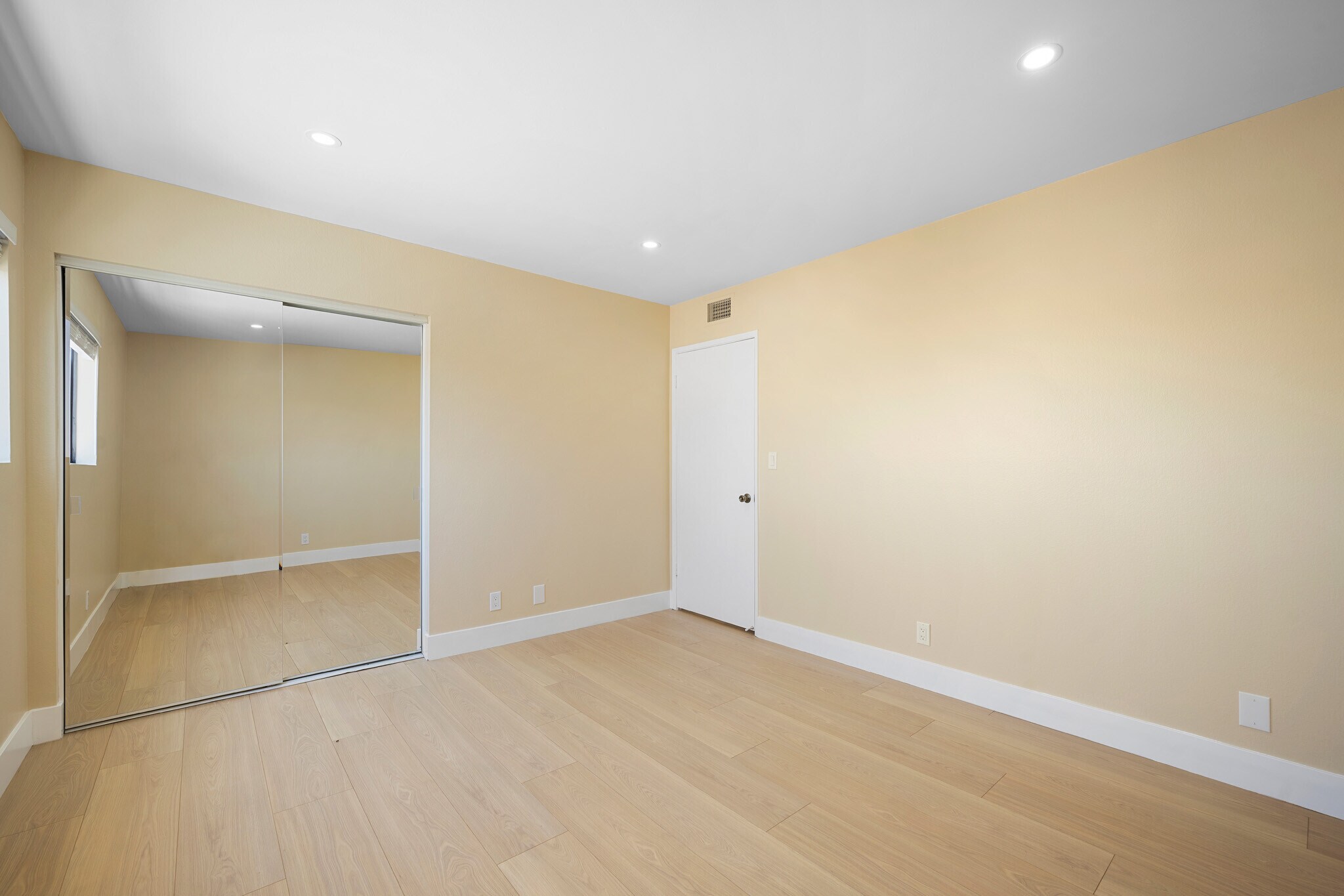 Building Photo - 635 E Elmwood Ave