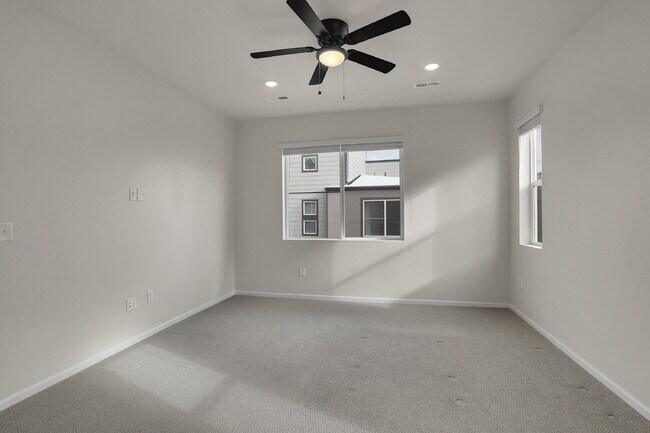 Building Photo - $3,330.95 with $300 off the first month's Rent - 4 Bedrooms, 3.5 Bathrooms, Townhouse in Broomfie...