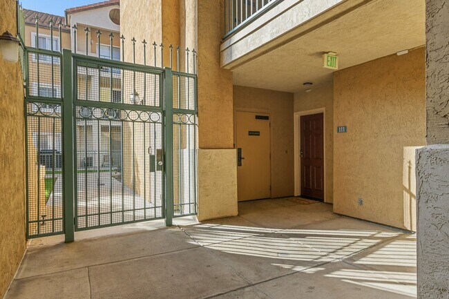 Building Photo - Remodeled River-View Corner Unit with Oversized Patio