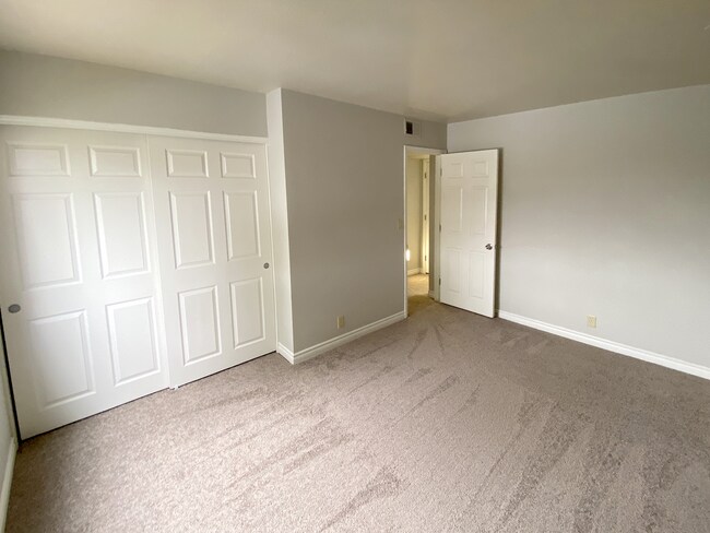 Building Photo - 1 Bedroom condo in guard gated community w...