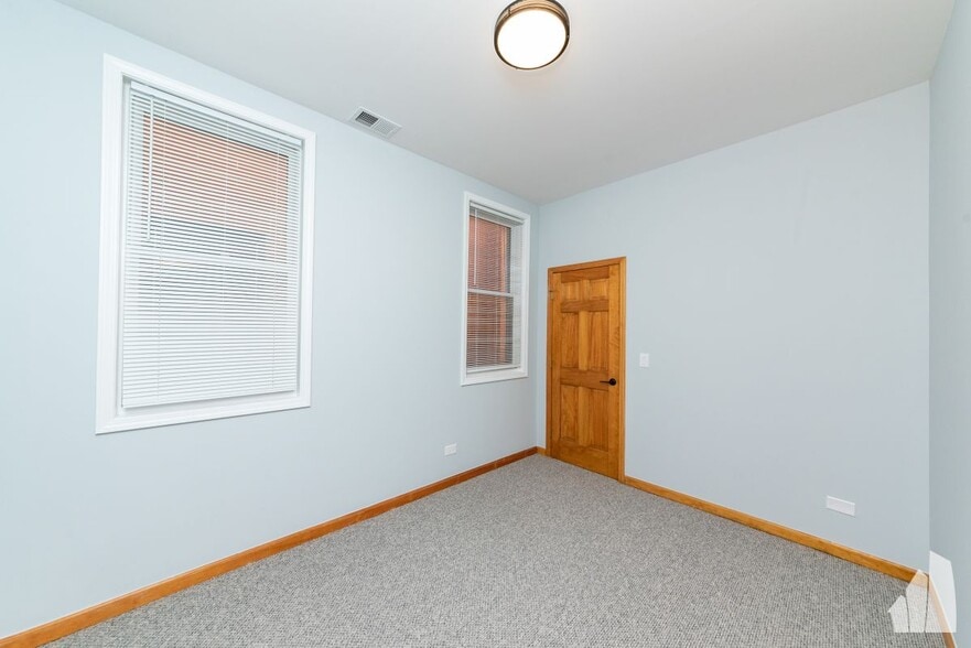 Building Photo - 2338 N Greenview Ave