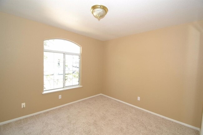 Building Photo - Wonderful 3 Bedroom / 2 Bedroom home for r...