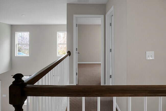 Building Photo - 3 bedrooms, 2.5 bathrooms  2-car garage in...