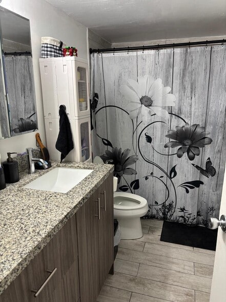 Building Photo - 10834 N Kendall Dr