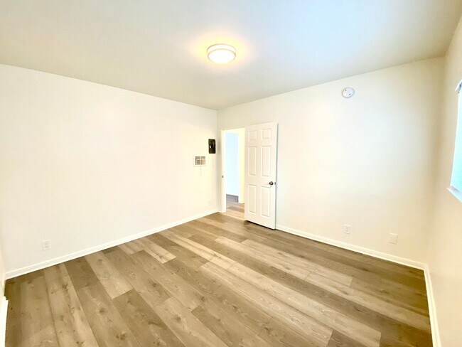 Building Photo - Beautifully Upgraded 1 Bedroom / 1 Bathroom Apartment Available Now!