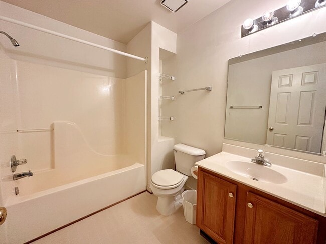 Building Photo - 4 Bedroom Townhouse Near Chesterfield Cour...