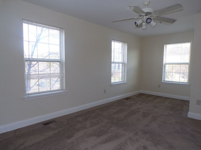 Building Photo - Odenton, 3 level twhs, end unit, Master su...