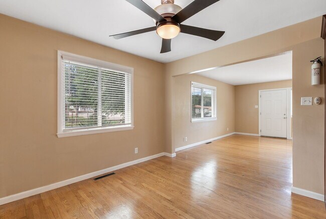 Building Photo - 1411 Custer Ave