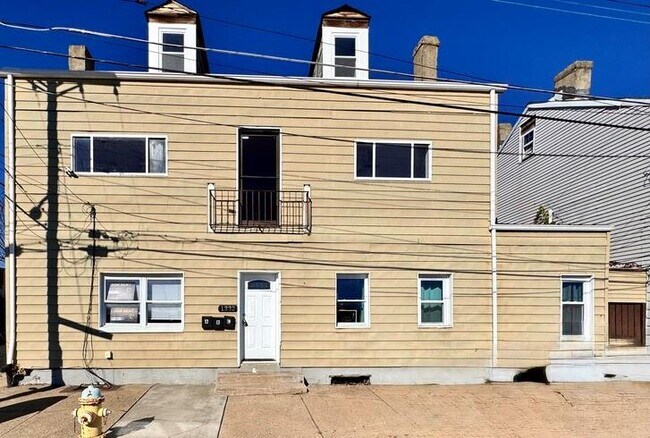 Building Photo - 1332 Goettmann St