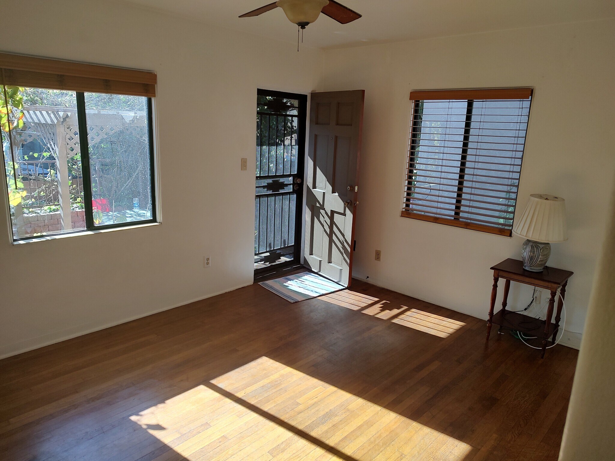 Very comfortable garden setting, light and bright interior - 830 Island Ct