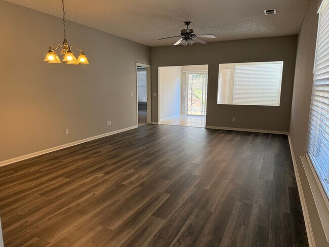 Building Photo - Beautiful Home in Sun City - Freshly Painted, New Flooring!