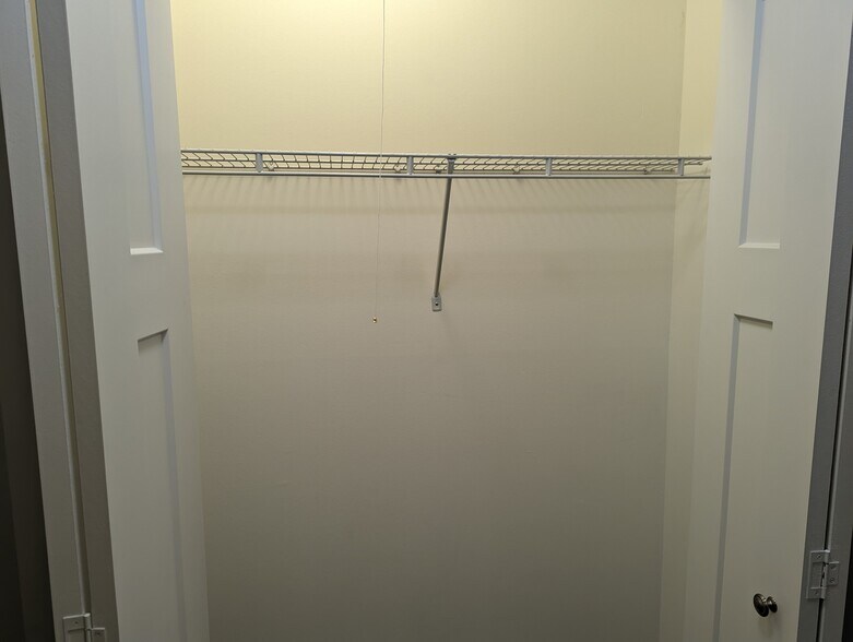 Building Photo - 511 W Barry Ave