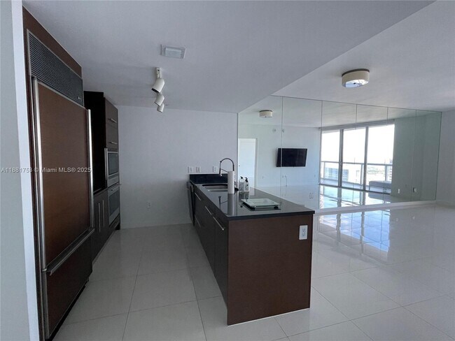 Building Photo - 475 Brickell Ave