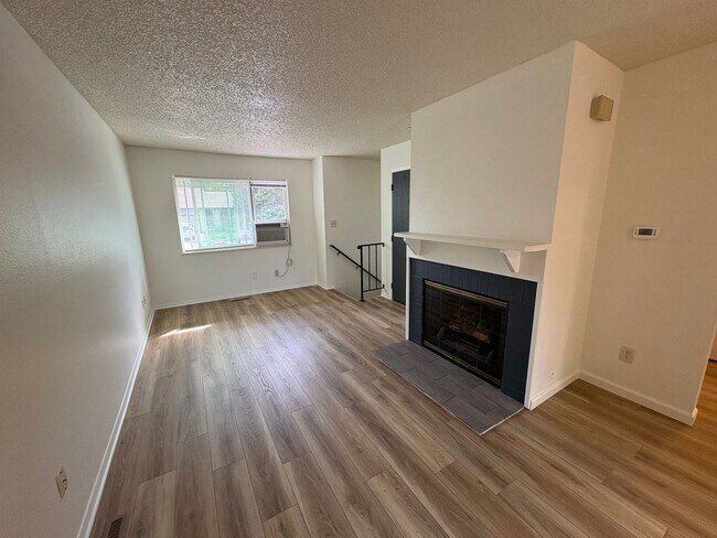 Building Photo - Updated **2 Bedroom | 1.5 Bath | 1-Car Garage Townhome**