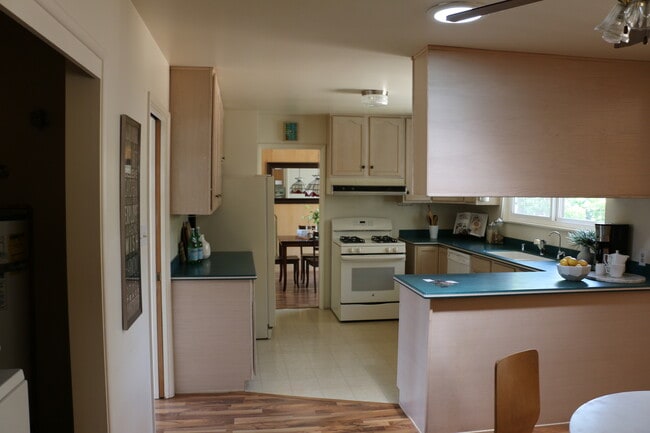 Building Photo - 2000 sq feet 5 bed 3 bath home close to Poly!!