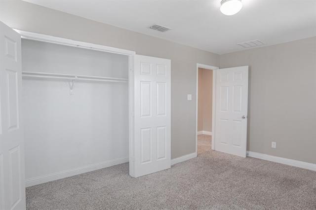 Building Photo - 410 Club House Dr