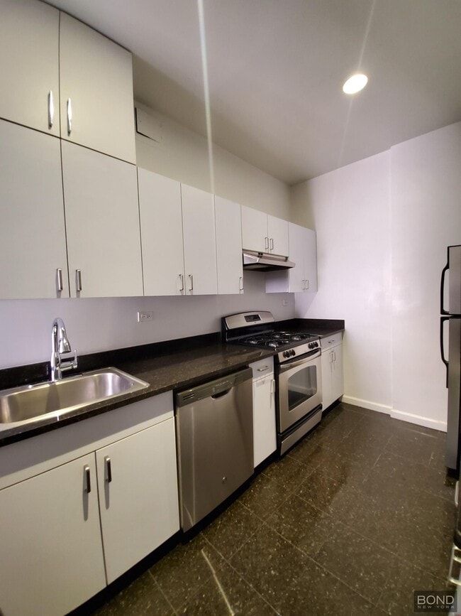 Building Photo - 200 W 58th St