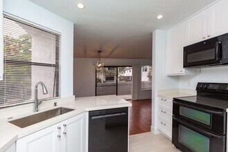 Building Photo - 2 bed, 2 bath Townhome – LA JOLLA/UTC