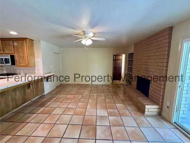 Building Photo - Cozy 3 Bed/2 Bath SW Bakersfield Home w/ Pool & $0 Deposit Option