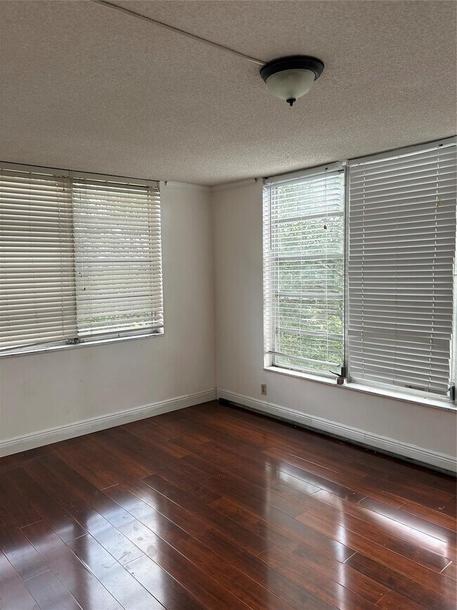 Building Photo - 2940 N Course Dr