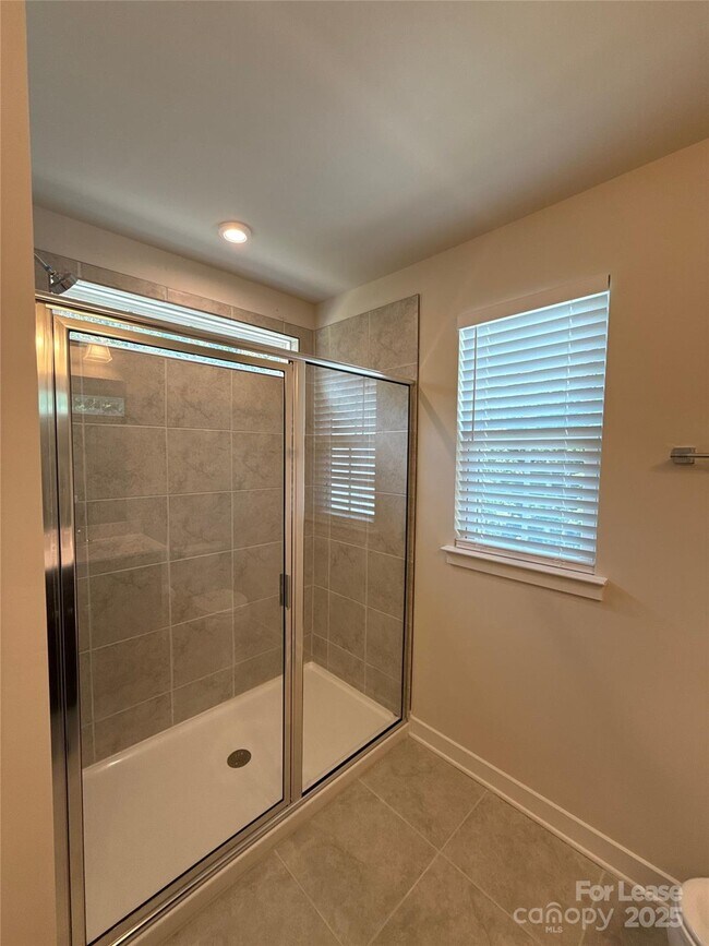 Building Photo - 422 Serenity Cir