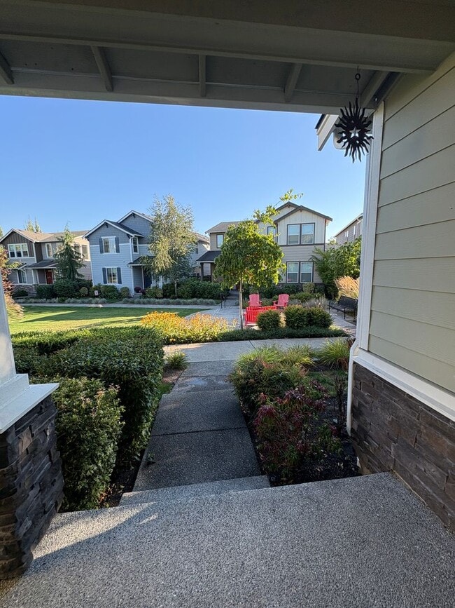 Building Photo - Beautiful Ten Trails Fenced Home with 2 Ca...