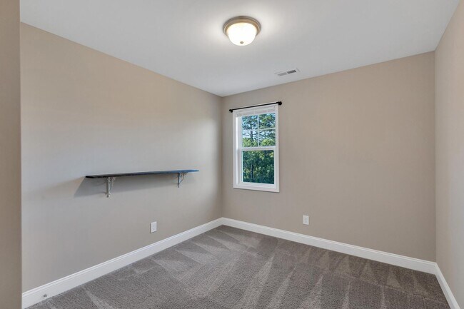 Building Photo - 3 BR close to Stone Bay!
