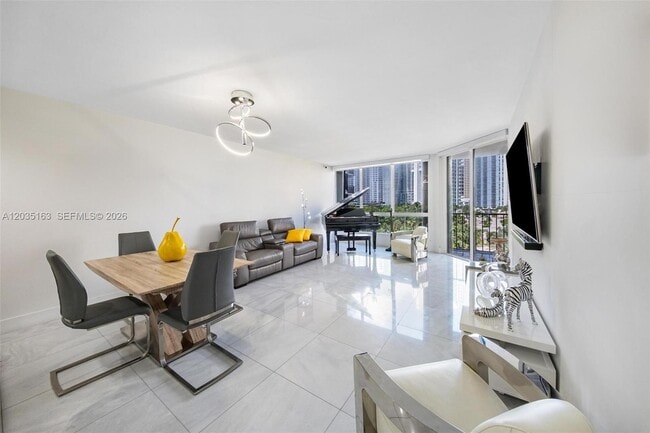 Building Photo - 520 Brickell Key Dr