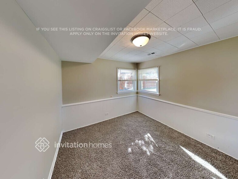 Building Photo - 404 S Crestwood Ln