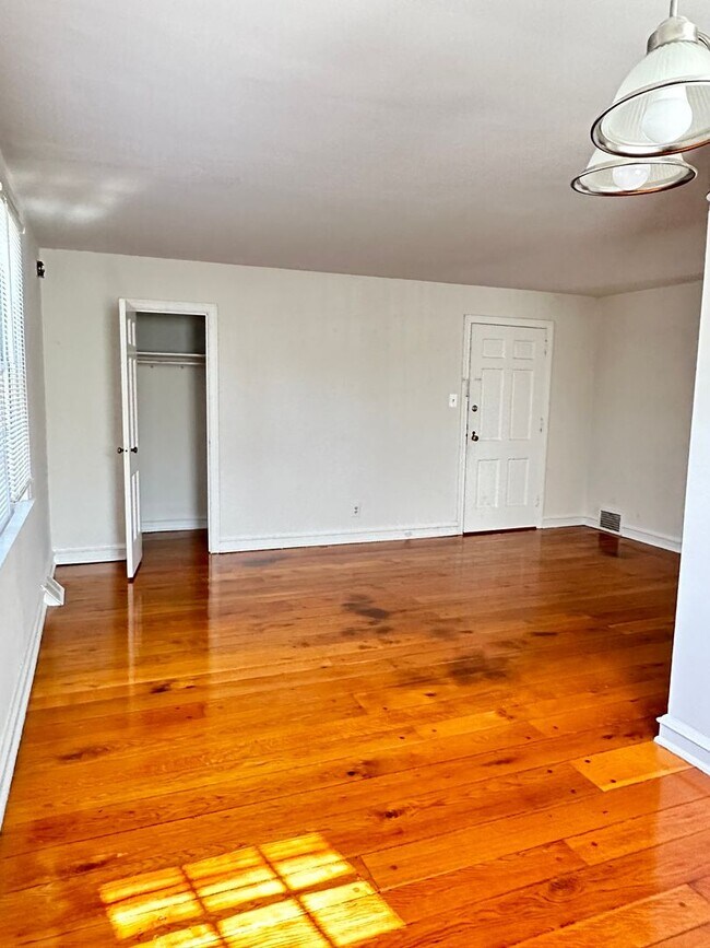 Building Photo - 2819 W Queen Ln