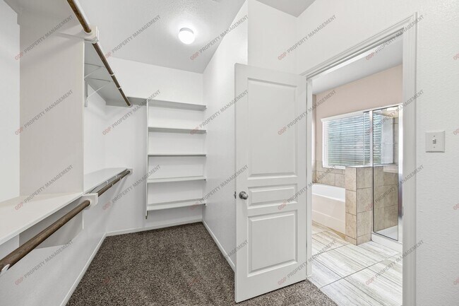 Building Photo - 3 Bedroom- 2 Bathroom in Hills of Westwood