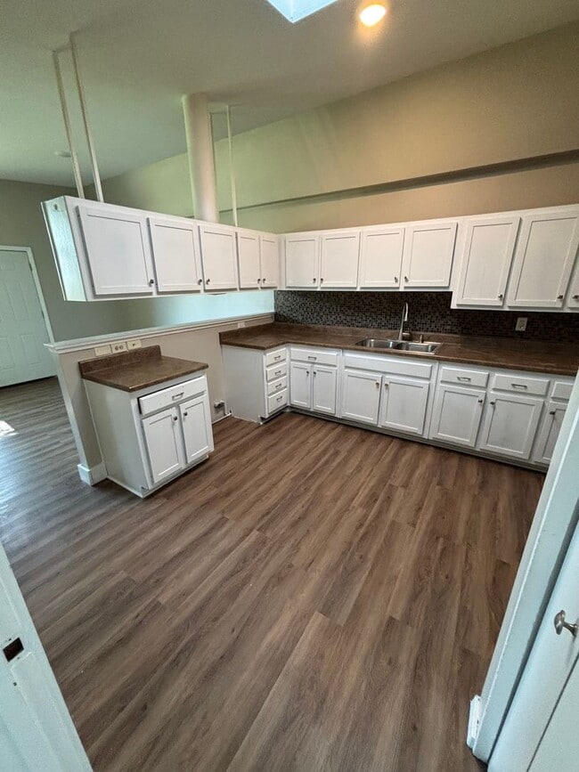 Building Photo - Great 4 bedroom Duplex