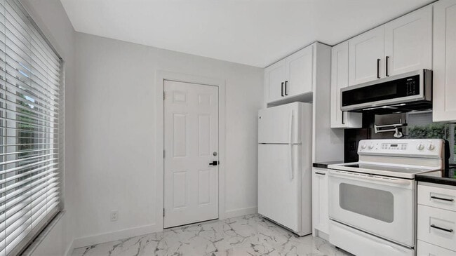 Building Photo - 3883 Island Club Cir W