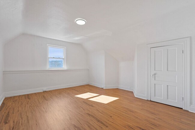 Building Photo - Spacious 5 Bedroom 1.5 Bathroom Home in Ha...
