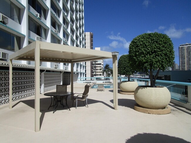 Building Photo - 1560 Kanunu St