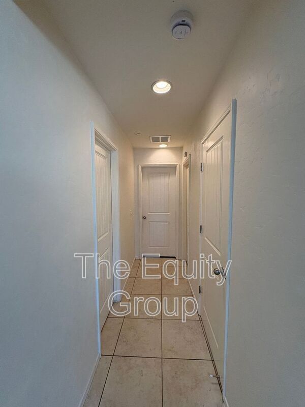 Building Photo - 2132 E Sweet Ave