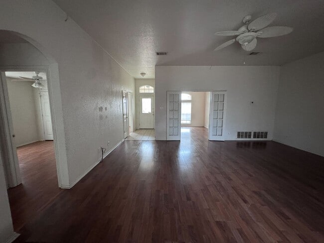 Building Photo - 4 bedroom, 2 bath