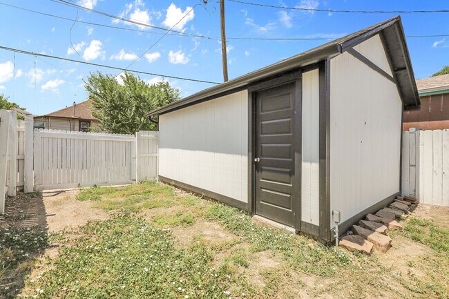 Building Photo - $2,295 - 2 Bed, 1 Bath Newly Renovated Hom...