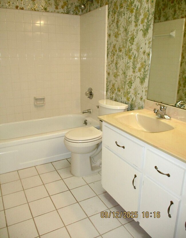 Building Photo - Spacious 2BR/2BA Townhouse – 1,550 Sq. Ft....