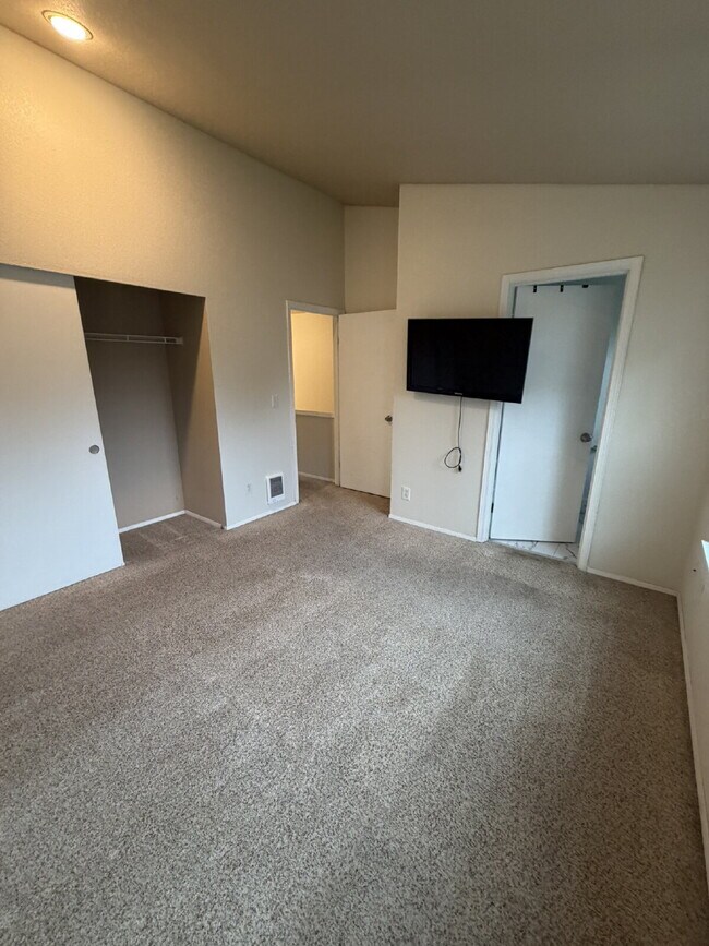 Building Photo - 2 Bedroom Townhome in Kent, Available for Immediate Move In