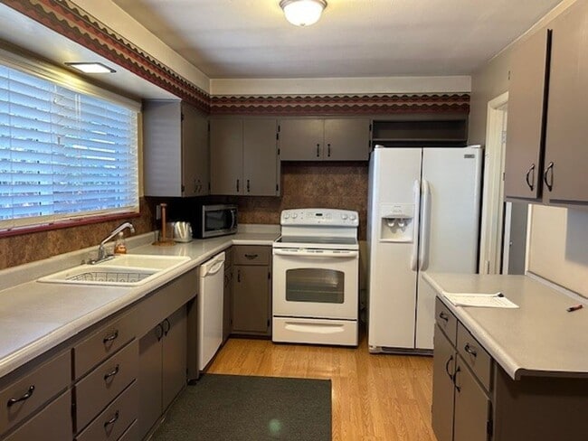 Building Photo - *Furnished home- Short term rental